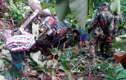 লামায় সড়ক দুর্ঘটনায় ৪শিক্ষকসহ ১৩ জন শিক্ষার্থী আহত