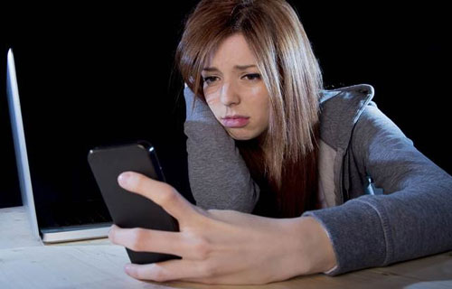 মাদকের চেয়েও ভয়াবহ ফেসবুক