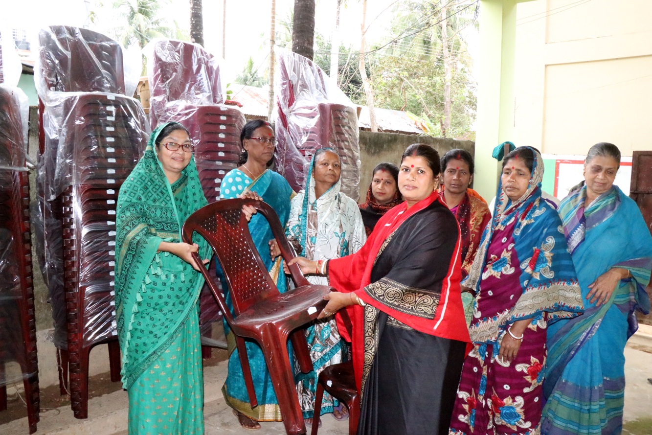 রাঙ্গামাটি পার্বত্য জেলা পরিষদ হতে মাঝেরবস্তী মহিলা কল্যাণ সমিতিকে চেয়ার প্রদান