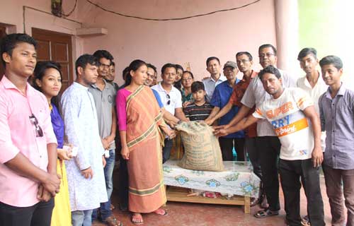 ভুমিধ্বসে ক্ষতিগ্রস্থ পরিবারের সহায়তায় এগিয়ে এসেছে স্বেচ্ছাসেবী সংগঠন “দারিদ্রতা আমরা করবো জয়”