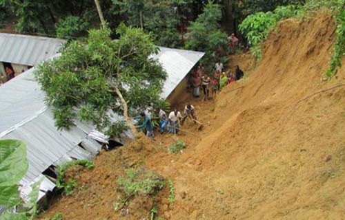 পাহাড় ধসে এক রোহিঙ্গা শ্রমিকের মৃত্যু