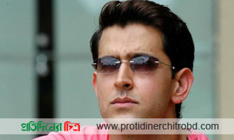 ফটো সাংবাদিকের ক্যামেরা কেড়ে নিলেন হৃতিক